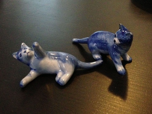Delft blauw playing cat figures